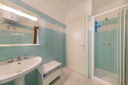 een badkamer met een wastafel en een douche bij Ambra White in Li Valcaggi
