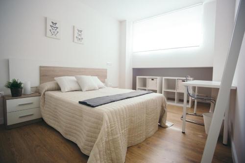A bed or beds in a room at Estilo nordico Sardinero
