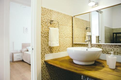 bagno con lavandino e specchio di Estilo nordico Sardinero a Santander