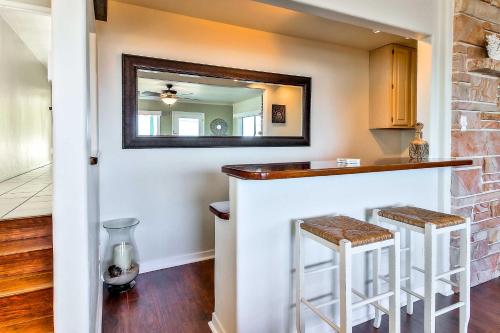 un bar en una casa con dos taburetes y un espejo en Stunning Monterey Home with Views Right on the Bay! en Monterey