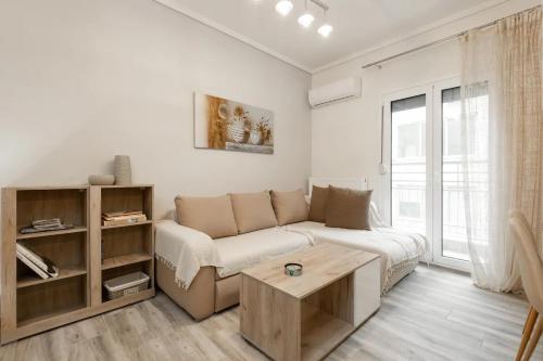- un salon avec un canapé et une table dans l'établissement Downtown City Apartment, à Thessalonique