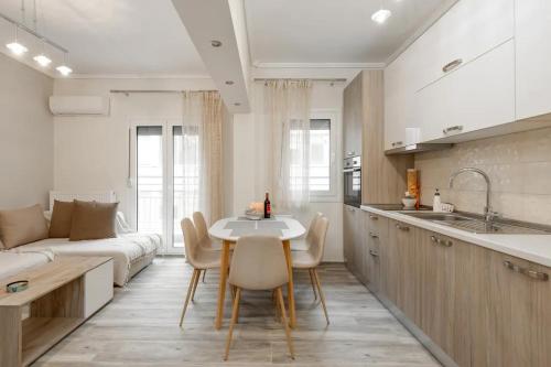 - une cuisine avec une table, des chaises et un canapé dans l'établissement Downtown City Apartment, à Thessalonique