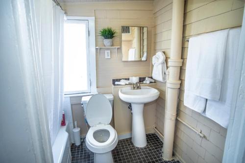 ein kleines Bad mit WC und Waschbecken in der Unterkunft Cozy Downtown 2BA/1BA Historic House - Casa Verde in San Antonio