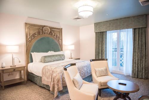 um quarto com uma cama, uma mesa e cadeiras em Mirbeau Inn & Spa, Rhinebeck em Rhinebeck