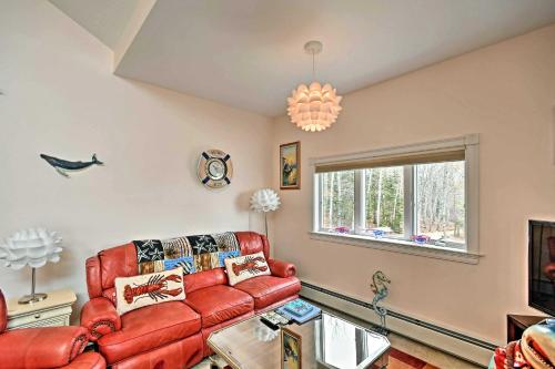 Posezení v ubytování Oceanfront Sullivan Cottage on 6 Acres with Kayak!