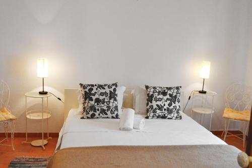 アルヴォルにあるRia House Alvorのベッドルーム(白い大型ベッド、ランプ2つ付)