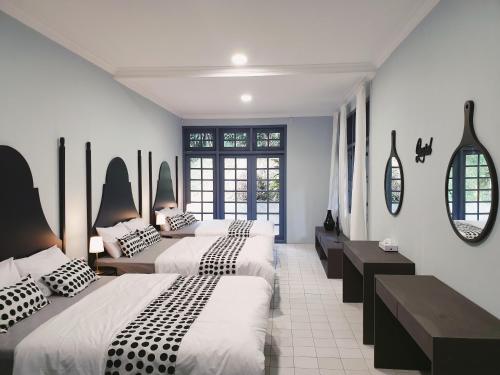 Zimmer mit 2 Betten und 2 Spiegeln in der Unterkunft Villa Airis By The Villas 100 in Puncak