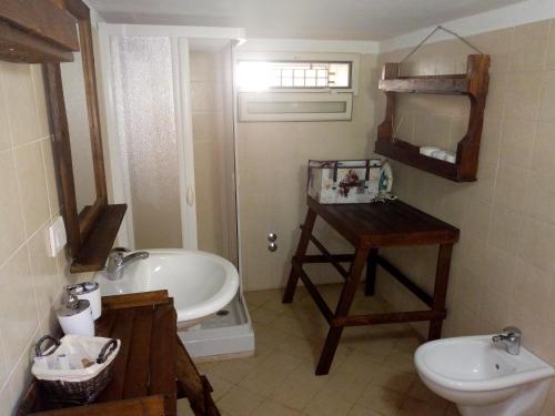 La salle de bains est pourvue d'un lavabo, de toilettes et d'une baignoire. dans l'établissement Taberna di felisiano, à Torre Canne