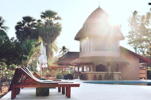 Der Swimmingpool an oder in der Nähe von Koh Mook Sivalai Beach Resort