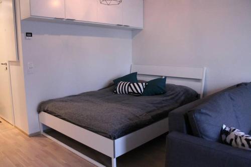 Postel nebo postele na pokoji v ubytování Uusi yksiö Turun keskustassa