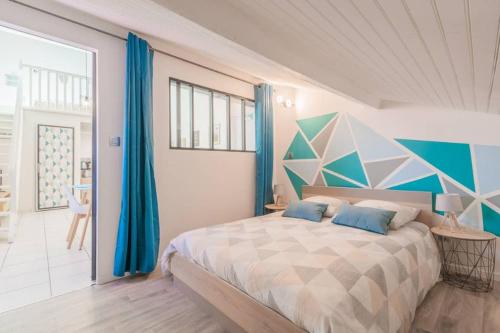 - une chambre avec un grand lit et une tête de lit géométrique dans l'établissement Gare-capitole, à Narbonne