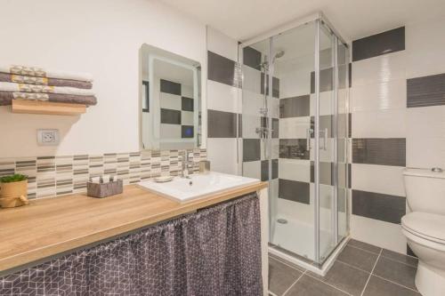 une salle de bain avec un lavabo et des toilettes dans l'établissement Gare-capitole, à Narbonne