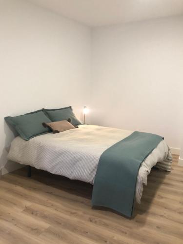 ビジャヌエバ・デ・ガジェゴにあるLa Maison del Gállegoのベッドルーム1室(緑と白のシーツが備わる大型ベッド1台付)