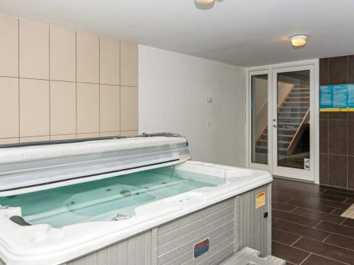 エーベルトフトにある16 person holiday home in Ebeltoftの大きなスイミングプールが備わります。