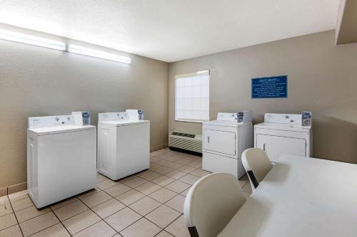 Gallery image of La Quinta Inn by Wyndham San Antonio Brooks City Base in San Antonio