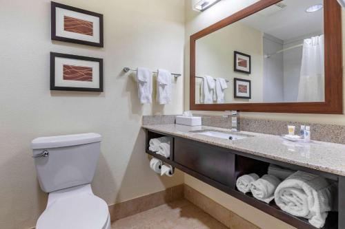 Ένα μπάνιο στο Comfort Inn & Suites Lake Norman