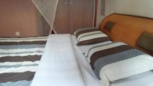 Voodi või voodid majutusasutuse Rainbow Motel Sembabule toas