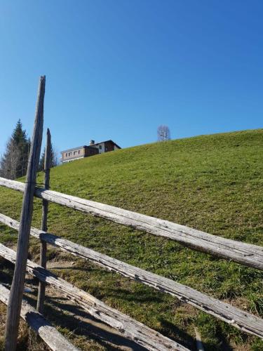 a wooden fence in front of a field at Ferienwohnung Wallner in Zell am Ziller