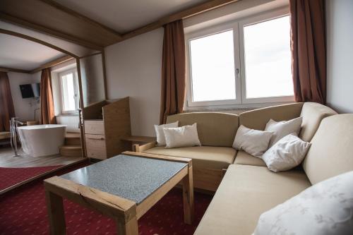 a living room with a couch and a table at Hunderesort Waldeck - 4 Sterne Urlaub mit Hund in Philippsreut