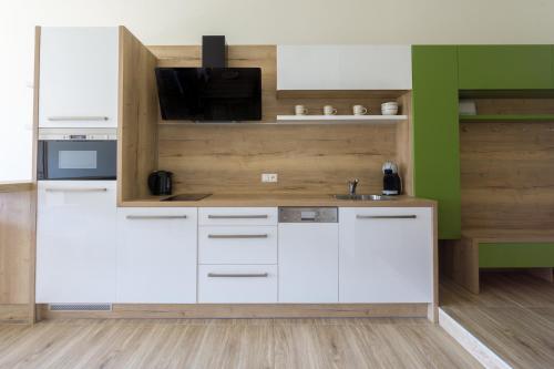 Dapur atau dapur kecil di Praga Apartments & Restaurant Zell am See-Kaprun