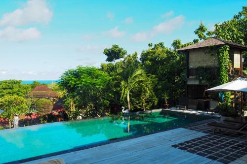 una imagen de una piscina en un complejo en Villa Anjing, en Nusa Dua