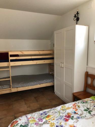 1 dormitorio con literas de madera y 1 cama en Altikarra II, en Undiano