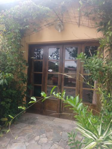 uma entrada para uma casa com uma porta de vidro em Pousada Chácara Maria da Graça em Tremembé