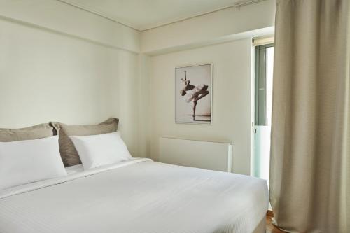 - une chambre avec un lit blanc et une fenêtre dans l'établissement Contemporary & Comfy Apt next to Acropolis Museum, à Athènes