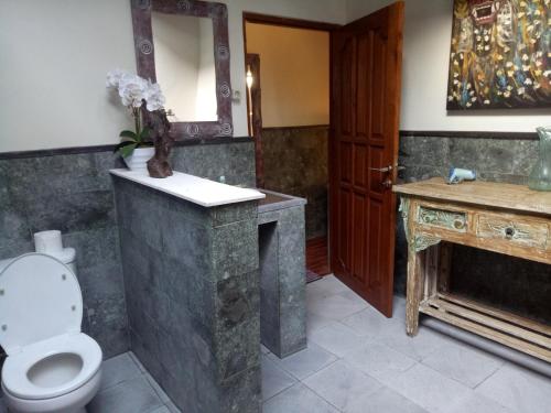 Ένα μπάνιο στο Villa Esa Ubud