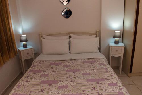 En eller flere senger på et rom på Preveli Apartments