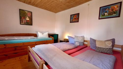 1 Schlafzimmer mit 2 Einzelbetten in der Unterkunft Dani`s Ferienwohnung in Freiamt