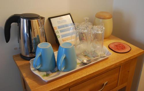 un bancone di legno con tazze e altri oggetti sopra di No9 Guesthouse a Hunstanton