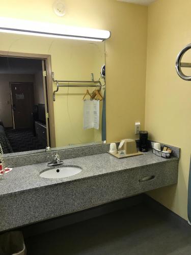 Un baño de Days Inn by Wyndham Byron