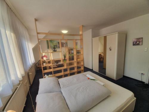 ein kleines Zimmer mit 2 Betten und einem Spiegel in der Unterkunft gyorapartman in Győr