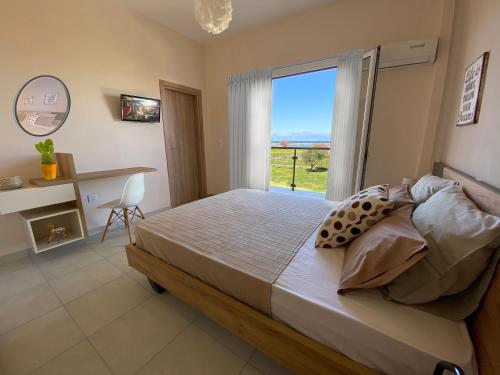 Postel nebo postele na pokoji v ubytování Megali Beach Nikos