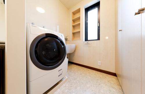 a laundry room with a washer and dryer in it at 釜之宿 天王寺 in Osaka
