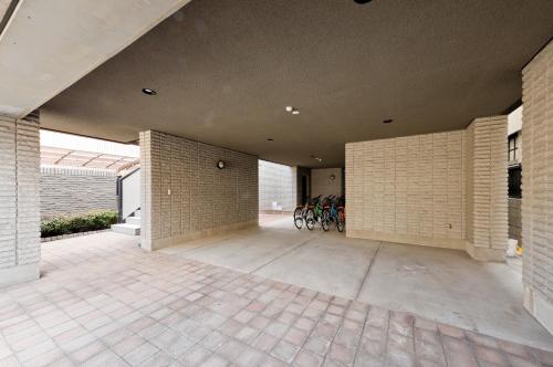 a large room with three bikes parked in it at 釜之宿 天王寺 in Osaka
