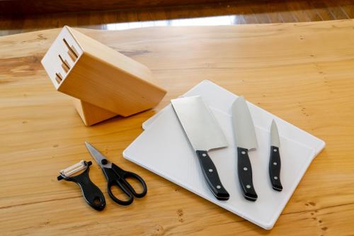 a pair of scissors and a box on a table at 釜之宿 天王寺 in Osaka