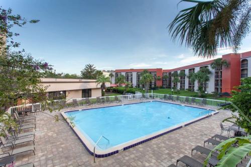 a large swimming pool with chairs and a building at Grand Hotel Orlando at Universal Blvd - Shuttle to Theme Parks in Orlando