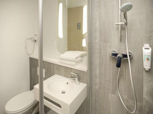y baño con ducha, aseo y lavamanos. en ibis Lyon Gerland Merieux, en Lyon