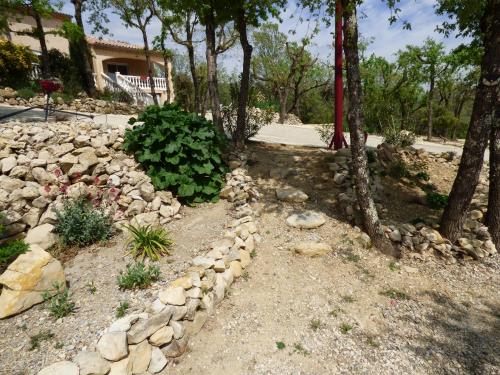 Jardí fora de Gîtes de l'Esquirou