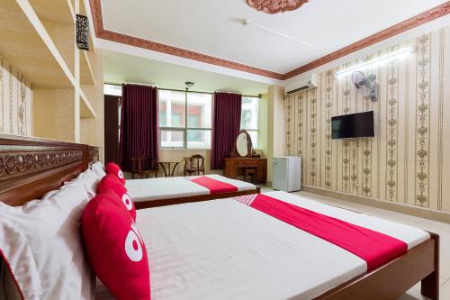 Kama o mga kama sa kuwarto sa OYO 476 Van Anh Hotel