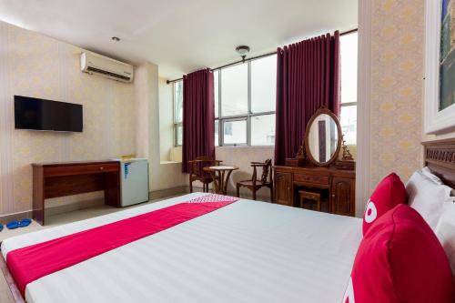 - une chambre avec un grand lit et un miroir dans l'établissement OYO 476 Van Anh Hotel, à Hô-Chi-Minh-Ville