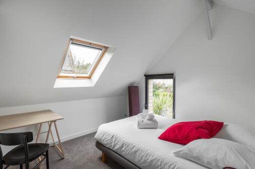 une chambre avec un lit, une fenêtre et un bureau dans l'établissement Villa Emeraude by Cocoonr, à Saint-Briac-sur-Mer