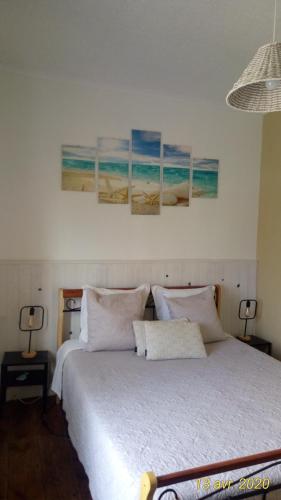 - une chambre avec un lit orné de deux peintures murales dans l'établissement Montplaisir, à Montendre