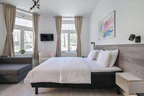 1 dormitorio con 1 cama grande y 1 sofá en Hotel Bema en Estocolmo