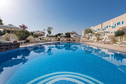 una piscina con acqua blu in un resort di Arapiou Apartments a Perivolos