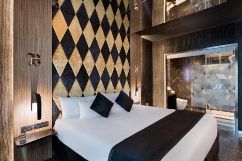 a bedroom with a large white bed in a room at H Hotel & SPA - Adults Only in St Julian's