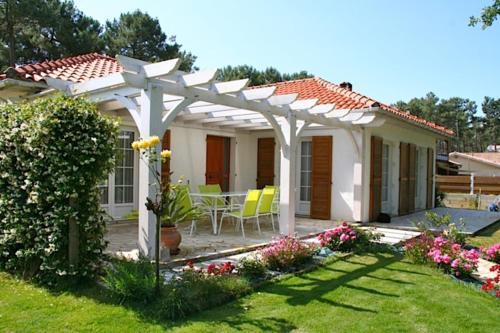 Photo de la galerie de l'établissement Wonderfully landscaped garden and nice house, à Lacanau