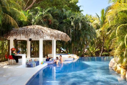 Azul Hotel & Retreat tesisinde veya buraya yakın yüzme havuzu